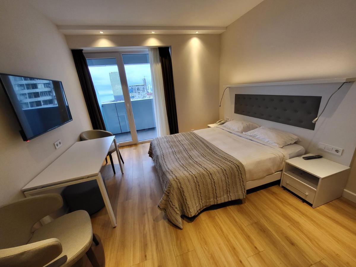 Black Sea Apartments Alliance Palace Batumi Bagian luar foto