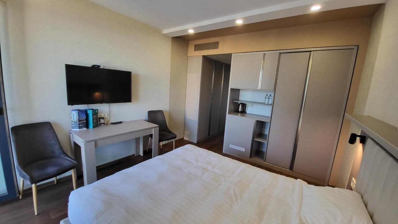 Black Sea Apartments Alliance Palace Batumi Bagian luar foto